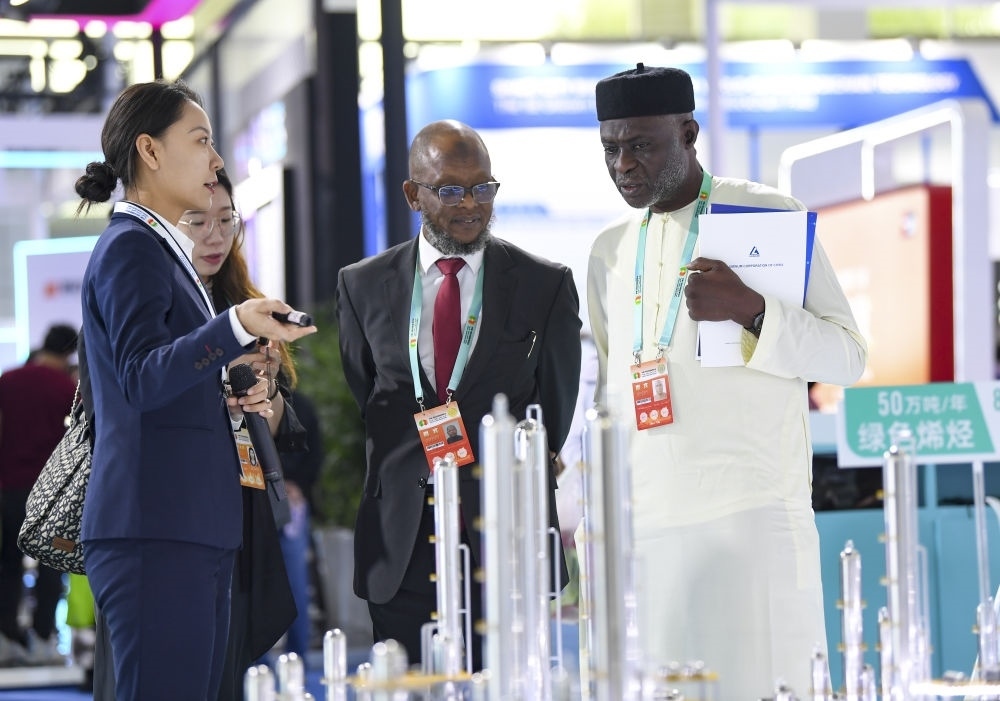 2023年9月22日，嘉賓在第六屆中阿博覽會上了解清潔能源項目。新華社記者 馮開華 攝