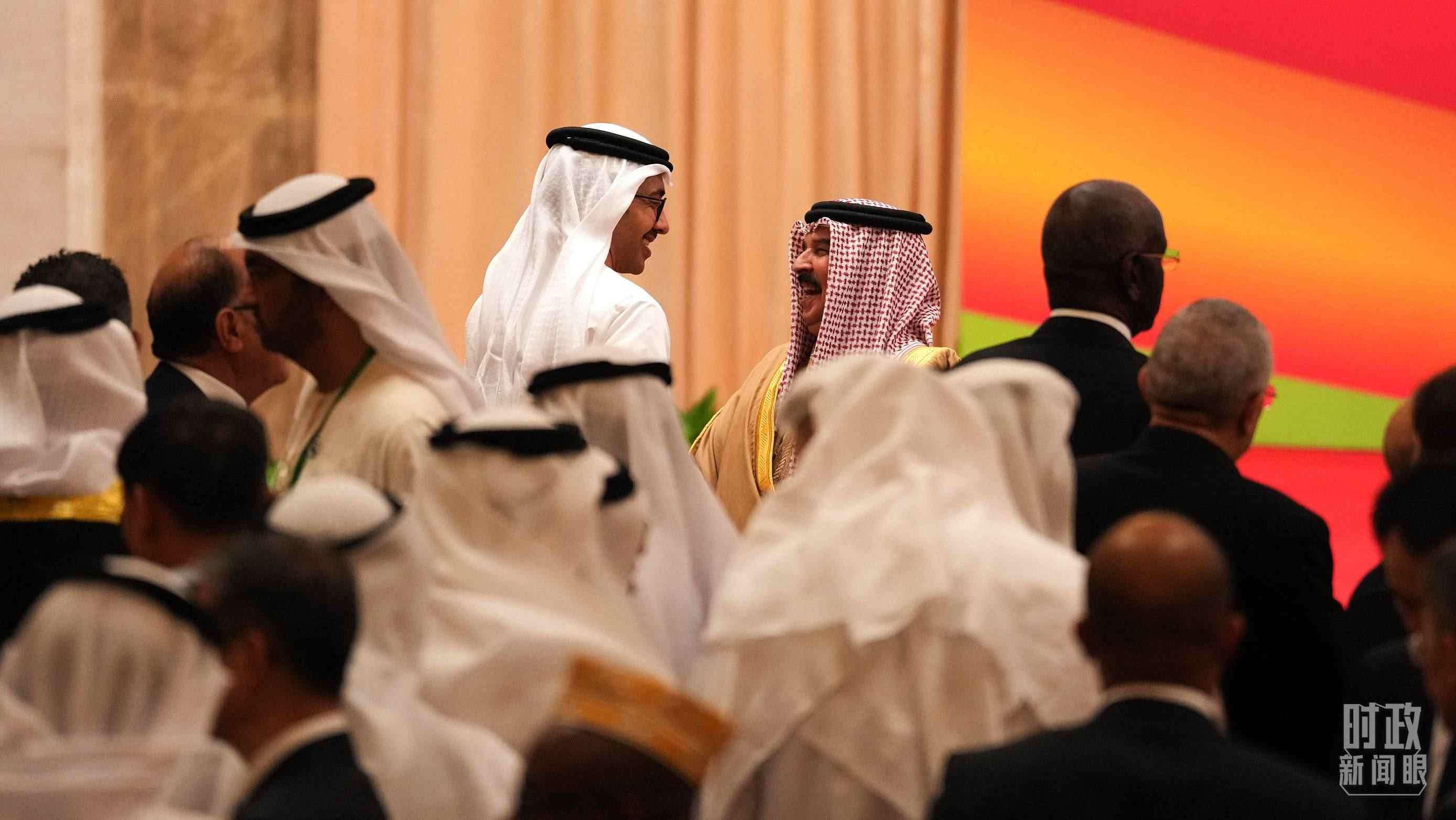 △與會(huì)代表在交談。（總臺(tái)國(guó)廣記者李晉拍攝）