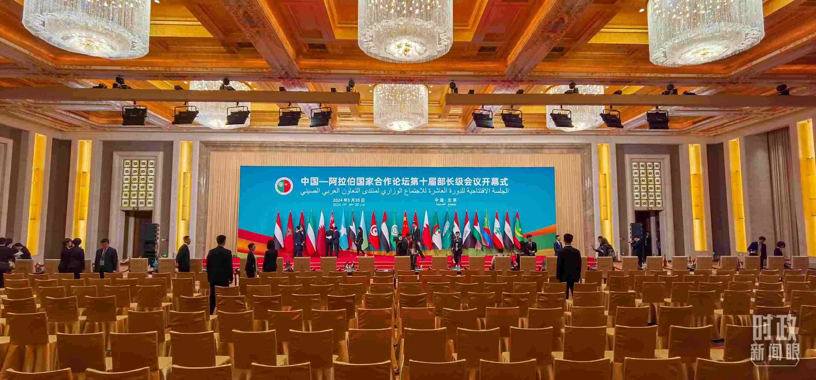 △會(huì)議開始前，現(xiàn)場(chǎng)正在進(jìn)行各項(xiàng)準(zhǔn)備工作。（總臺(tái)央視記者郭鴻拍攝）