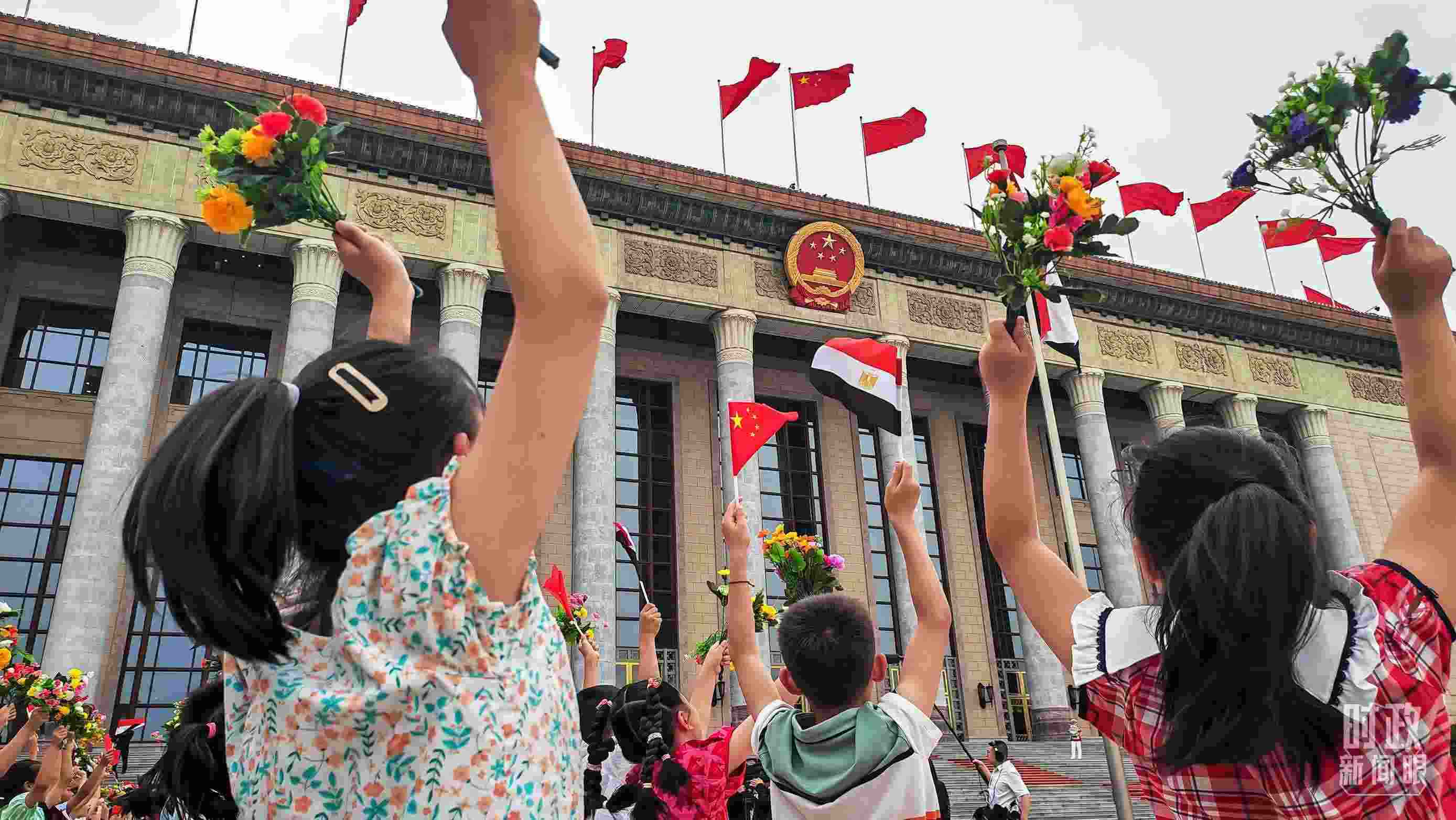 △5月29日下午，習(xí)近平主席舉行儀式歡迎埃及總統(tǒng)塞西訪華。圖為歡迎儀式現(xiàn)場(chǎng)的少年兒童。（總臺(tái)央視記者劉琦拍攝）