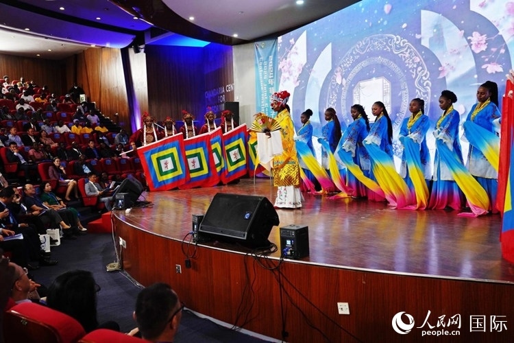 開幕式前，內(nèi)羅畢大學(xué)孔子學(xué)院學(xué)生進行文藝表演。人民網(wǎng)記者 黃煒鑫攝