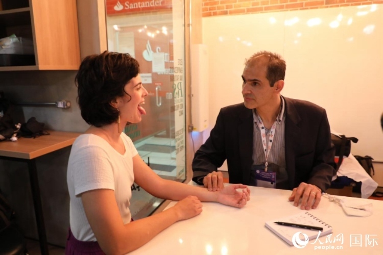 在巴西米納斯吉拉斯州首府貝洛奧里藏特開辦診所的中醫(yī)師保羅·貢扎爾韋斯，正在把脈并觀察舌苔。人民網(wǎng)記者 陳一鳴攝