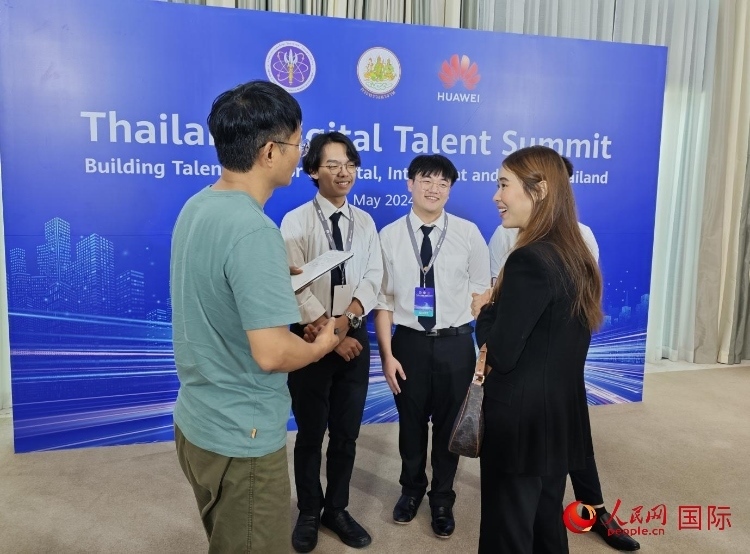 泰國(guó)國(guó)立法政大學(xué)學(xué)生接受本網(wǎng)采訪。李映民攝