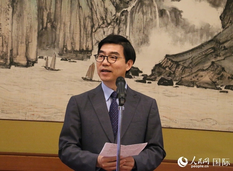 中國駐日本大使館施泳公使致辭。人民網(wǎng) 許可攝