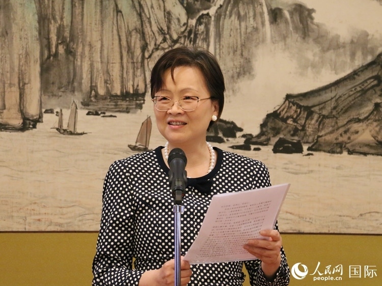 大使夫人丁玥致辭。人民網(wǎng) 許可攝