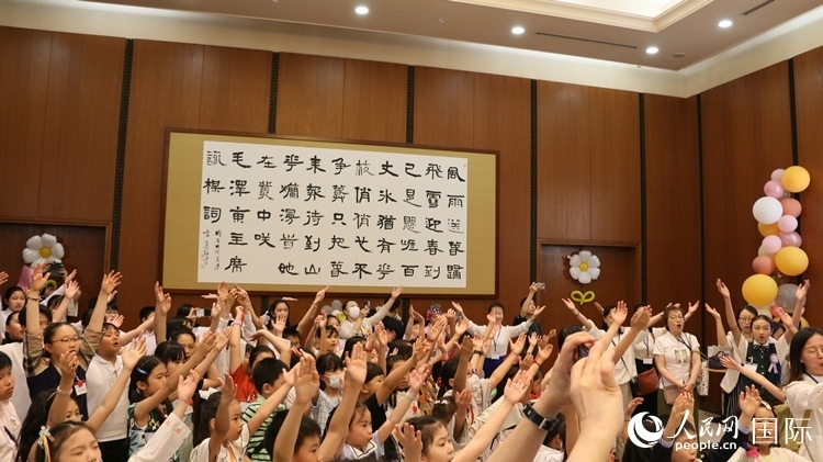 小朋友們合唱《明天會更好》。人民網(wǎng) 許可攝