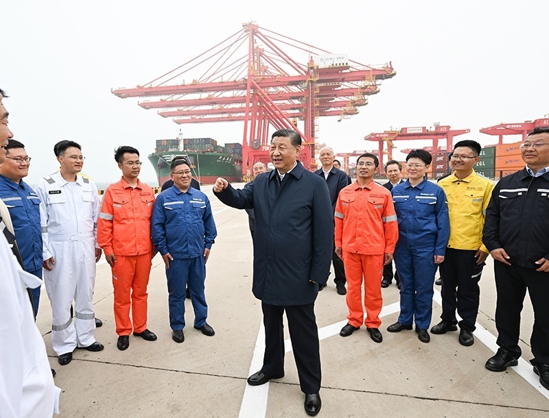 △2024年5月22日，習(xí)近平總書(shū)記在山東省日照港親切慰問(wèn)港口科技工作者、運(yùn)營(yíng)人員、航運(yùn)人員。