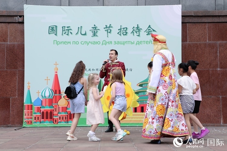 中俄兩國小朋友共同參與互動游戲。人民網(wǎng)記者 隋鑫攝