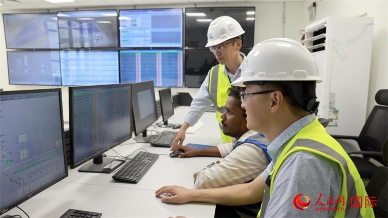 工作人員進行倒送電準備。人民網(wǎng)記者 管克江攝