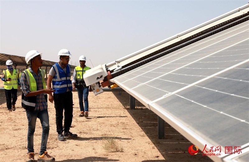 工作人員在測試自動清掃機器人。人民網(wǎng)記者管克江攝