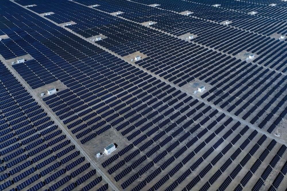 這是2024年4月15日在青海省海南藏族自治州共和縣塔拉灘綠色產(chǎn)業(yè)發(fā)展園區(qū)拍攝的光伏電站。新華社記者 張龍 攝