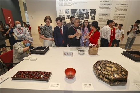 2023年5月28日，北京，推光漆器匠人為駐華使節(jié)展示技藝。