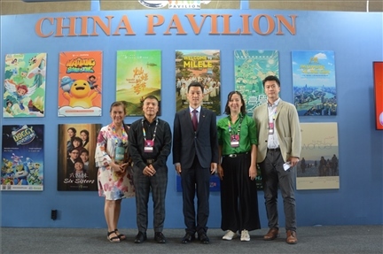 相關(guān)公司代表與中國(guó)駐里約熱內(nèi)盧總領(lǐng)館商務(wù)參贊敬艷輝在中國(guó)聯(lián)合展臺(tái)前合影。中廣國(guó)際公司供圖