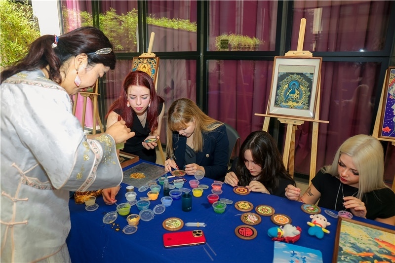 西班牙嘉賓參觀青海傳統(tǒng)手工技藝展示。主辦方供圖