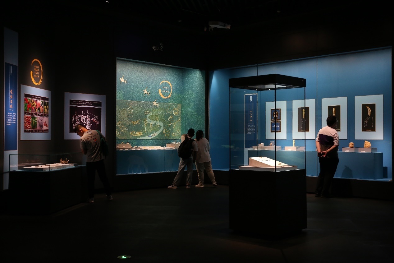 觀眾正在參觀展覽。國家文物局供圖