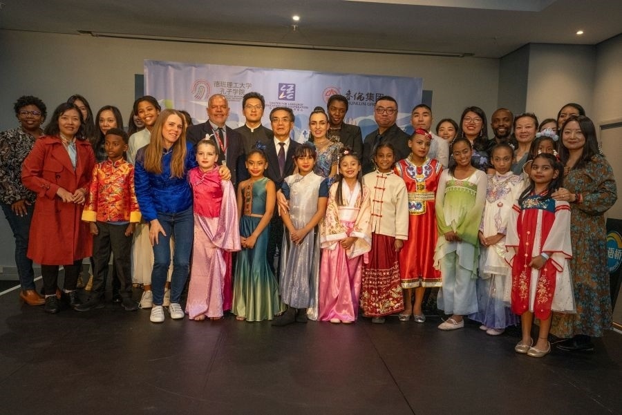 中南嘉賓與選手們合影。