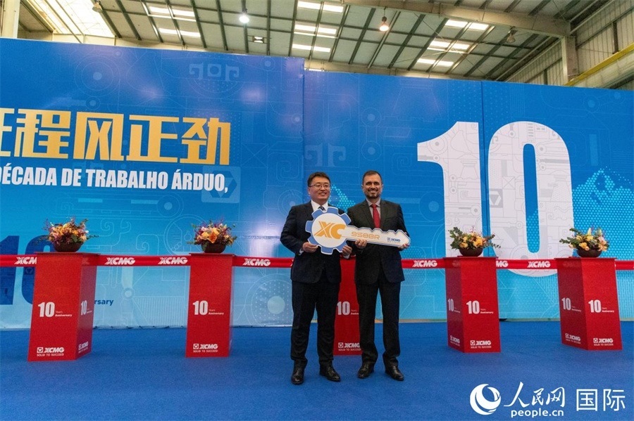 儀式上，徐工巴西制造總經(jīng)理李寒光將第23456臺產品鑰匙交付給客戶巴西Simak公司首席執(zhí)行官安德森·阿布魯手中。 人民日報社拉美中心分社 威廉·科埃略·維亞納攝