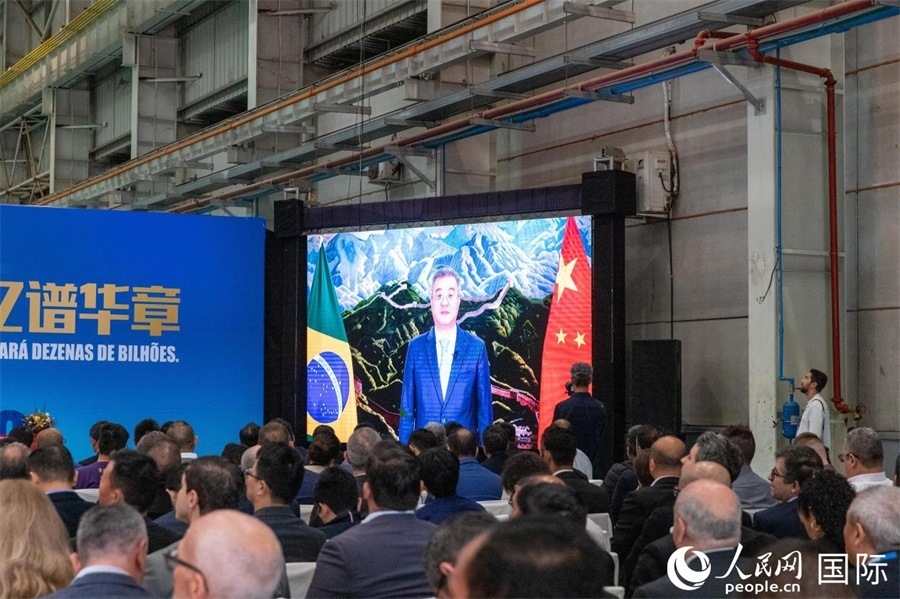 中國駐巴西大使祝青橋在視頻致辭中表示，徐工在巴西的發(fā)展，是眾多中國企業(yè)在習近平主席提出的共建“一帶一路”倡議推動下，將中國的技術和產業(yè)發(fā)展成果帶往世界，促進各國發(fā)展的縮影。 人民日報社拉美中心分社 威廉·科埃略·維亞納攝