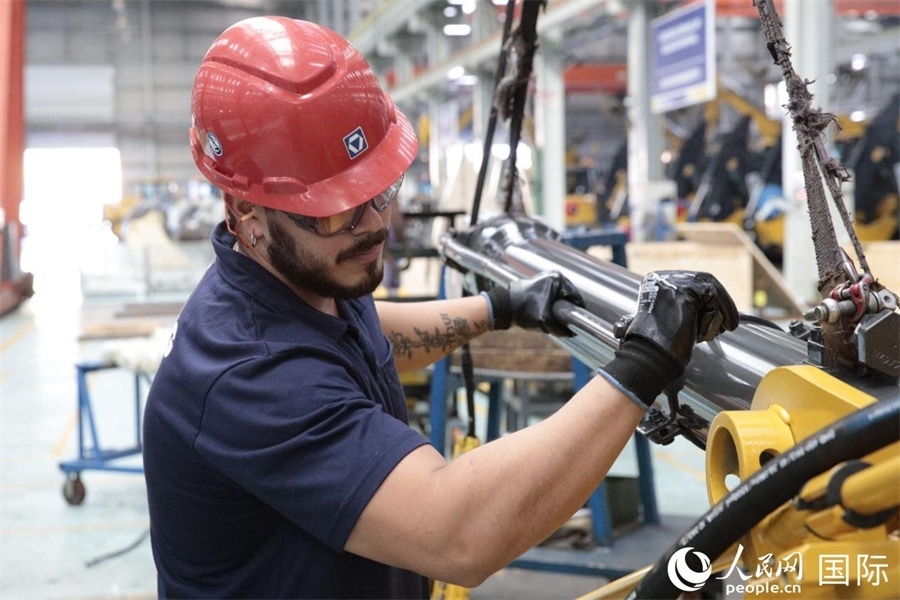 一名徐工巴西制造基地的當?shù)貑T工正在進行設備安裝和調試。 人民日報社拉美中心分社 威廉·科埃略·維亞納攝