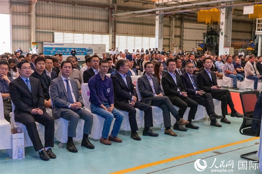 巴西米納斯吉拉斯州、波蘇阿雷格里市政府官員，徐工巴西制造的供應商、經(jīng)銷商、客戶伙伴和員工代表，以及在巴中資機構代表等200多人，出席了徐工巴西制造投產運營10周年暨第23456臺產品下線儀式。 人民網(wǎng) 威廉·科埃略·維亞納攝