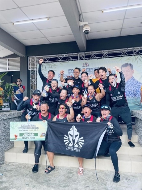 全體隊(duì)員歡慶取得混合組冠軍。組委會(huì)供圖