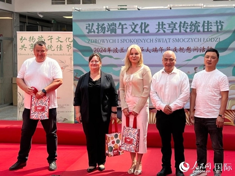 向波蘭友人發(fā)放端午節(jié)慰問品。人民網(wǎng)記者 李增偉攝