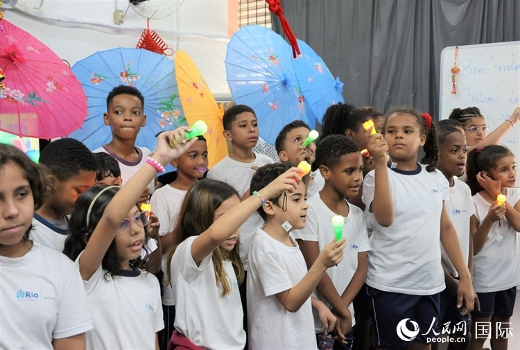 端午節(jié)活動在里約薩繆爾·韋納公立學(xué)校舉辦，該校師生合唱中文歌曲。 人民網(wǎng)記者 時元皓攝