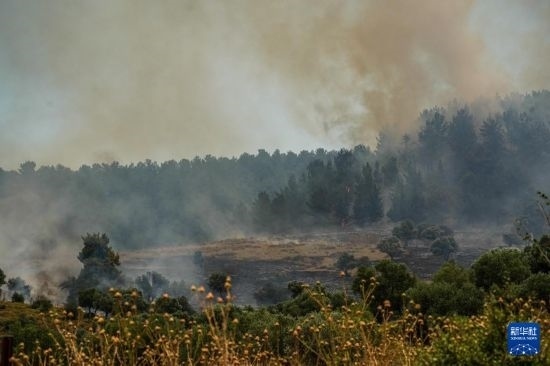  6月12日，以色列北部加利利地區(qū)遭受火箭彈襲擊后冒出滾滾濃煙。新華社發(fā)（阿亞爾·馬戈林?jǐn)z/基尼圖片社）