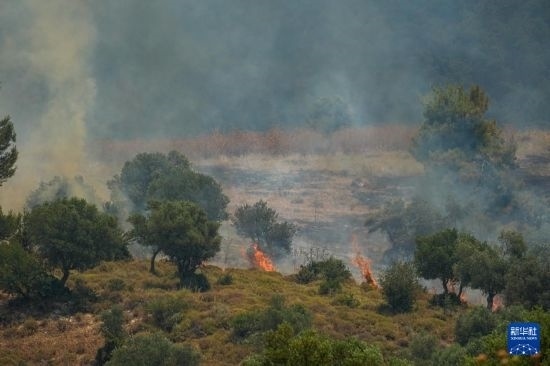6月12日，以色列北部加利利地區(qū)遭受火箭彈襲擊后冒出滾滾濃煙。新華社發(fā)（阿亞爾·馬戈林?jǐn)z/基尼圖片社）