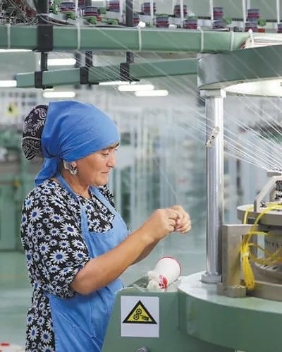 在針織毛坯車間，當(dāng)?shù)毓と苏诮泳€。胡澤曦攝