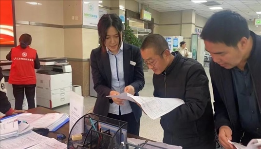 成都市溫江區(qū)市場監(jiān)管局為群眾提供“個轉(zhuǎn)企”登記幫辦服務(wù)。成都市市場監(jiān)管局供圖