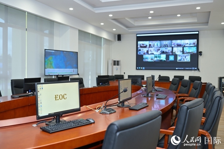 援緬甸國家疾控中心應(yīng)急指揮中心內(nèi)。人民網(wǎng)記者 謝佳君攝