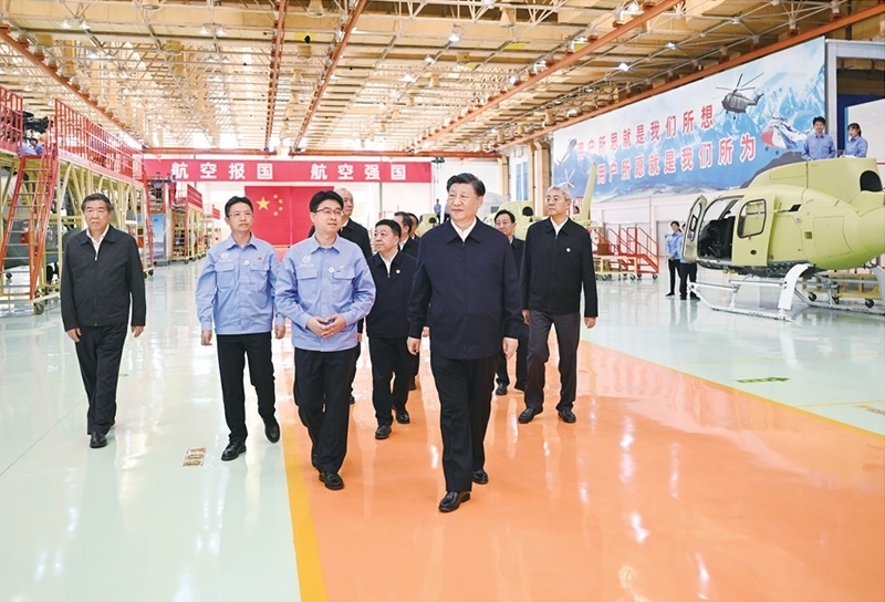 2023年10月10日至13日，中共中央總書記、國家主席、中央軍委主席習(xí)近平在江西考察。這是11日上午，習(xí)近平在景德鎮(zhèn)市昌河飛機工業(yè)（集團）有限公司考察。 新華社記者 燕雁/攝