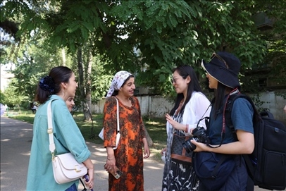 人民日報記者和塔方記者在進(jìn)行交流。顏歡攝