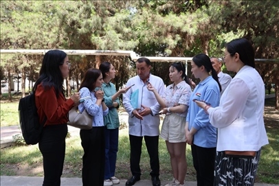 聯(lián)合采訪團(tuán)隊在采訪塔吉克斯坦中央眼科醫(yī)院副院長馬爾索羅夫·薩爾杜洛。胡澤曦攝