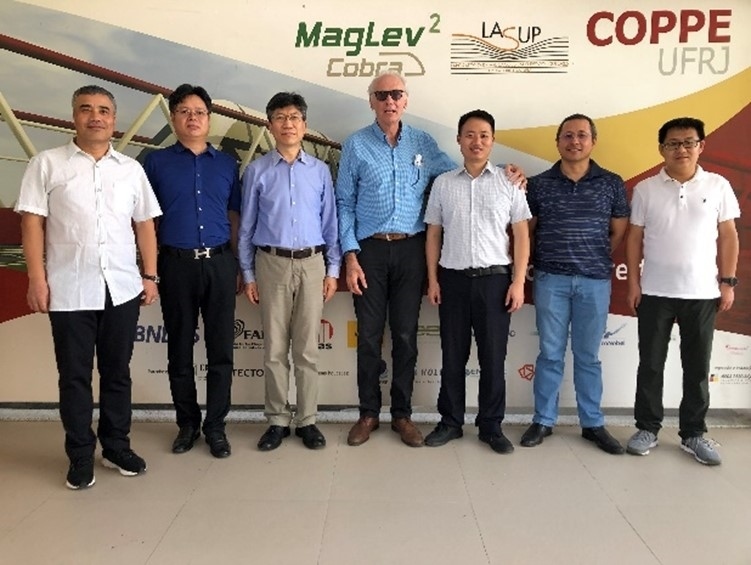 實驗室建設團隊主要負責人與巴西里約熱內(nèi)盧聯(lián)邦大學交流。西南交通大學供圖