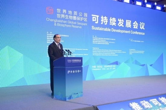  6月15日，聯(lián)合國教科文組織東亞地區(qū)辦事處主任夏澤翰在“長白山·世界地質(zhì)公園、世界生物圈保護區(qū)可持續(xù)發(fā)展會議”上做主旨演講。新華社發(fā)