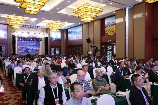  6月15日，“長白山·世界地質(zhì)公園、世界生物圈保護區(qū)可持續(xù)發(fā)展會議”現(xiàn)場。新華社發(fā)