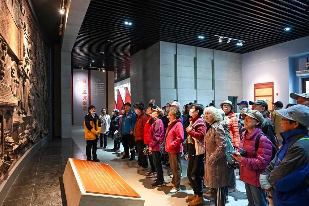 △ 2024年4月10日，北京朝陽區(qū)安慧里社區(qū)黨委組織離退休黨員參觀“明鏡昭廉”明代反貪尚廉歷史文化園。