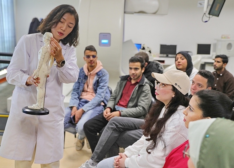 2023年4月19日，河北省秦皇島市中醫(yī)醫(yī)院醫(yī)務(wù)工作者為燕山大學(xué)外國留學(xué)生講解中醫(yī)經(jīng)絡(luò)知識。