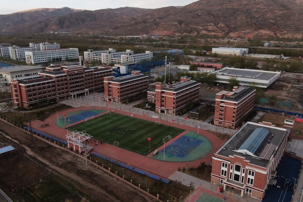 這是果洛西寧民族中學(xué)（2021年4月28日攝，無人機(jī)照片）。