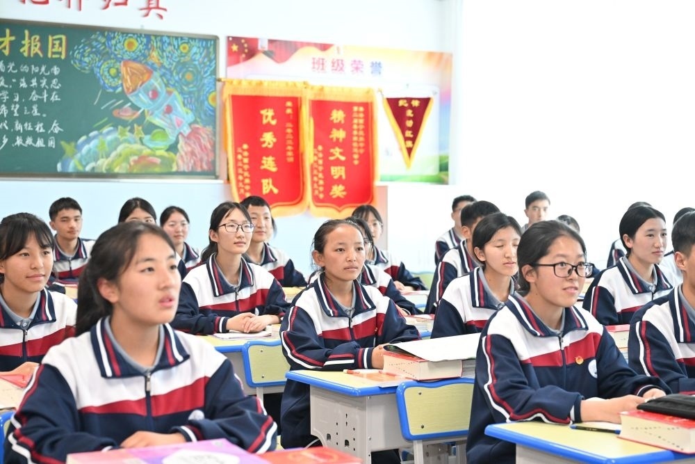 2024年6月18日，果洛西寧民族中學(xué)學(xué)生在上課。