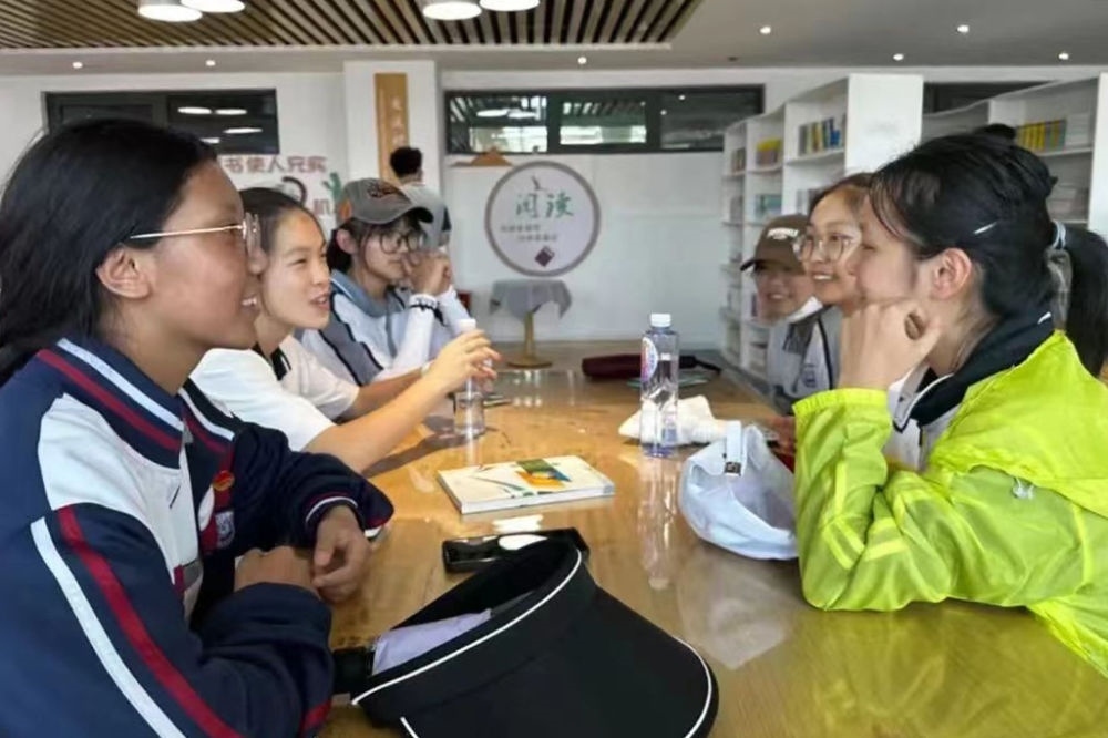 2023年7月10日，在果洛西寧民族中學(xué)，上海市大同中學(xué)學(xué)生（右）與果洛西寧民族中學(xué)學(xué)生交流。新華社發(fā)（果洛州教育局供圖）