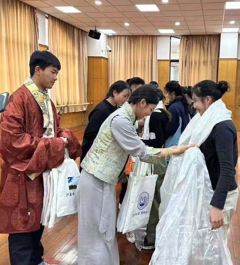 2024年1月18日，在上海市大同中學(xué)，果洛西寧民族中學(xué)學(xué)生給上海大同中學(xué)師生獻(xiàn)哈達(dá)。新華社發(fā)（果洛州教育局供圖）