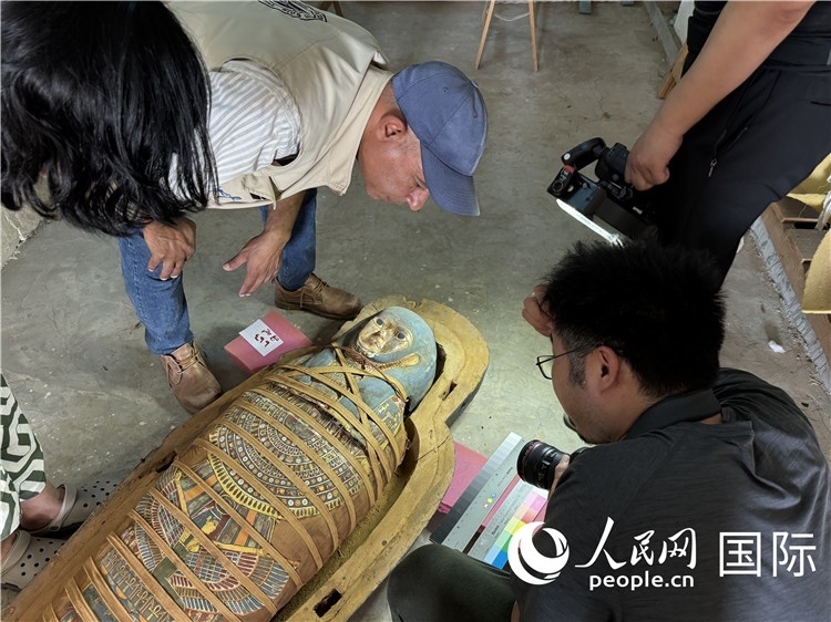 圖為中埃薩卡拉新出土文物數(shù)字化調(diào)查與研究項目團隊在工作現(xiàn)場。薛江攝