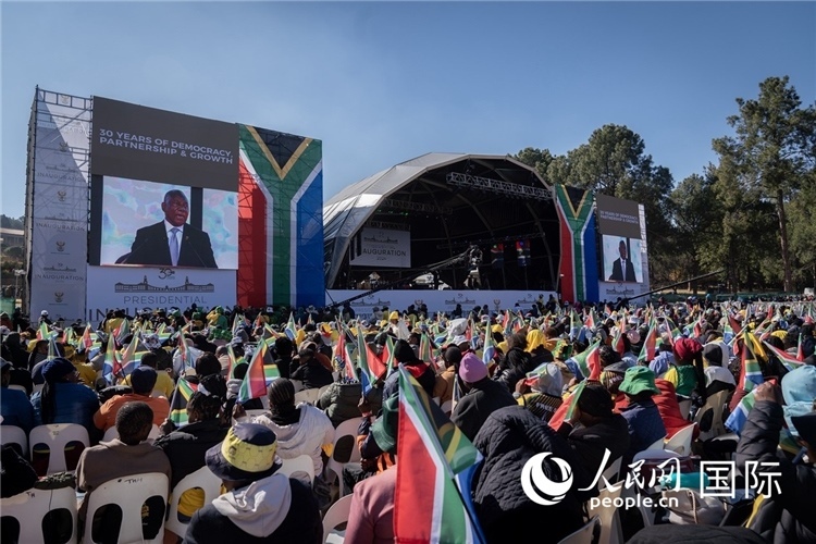 南非民眾觀看拉馬福薩總統(tǒng)就職演說。 人民日?qǐng)?bào)非洲中心分社 希拉茲·莫林?jǐn)z