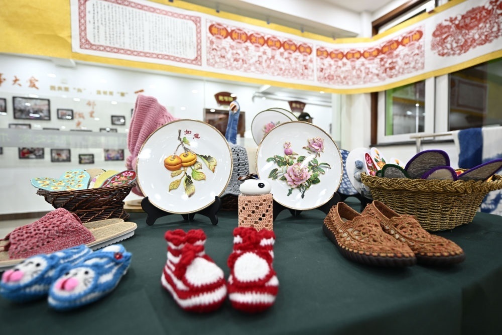 長城花園社區(qū)居民制作的手工藝品（6月19日攝）。