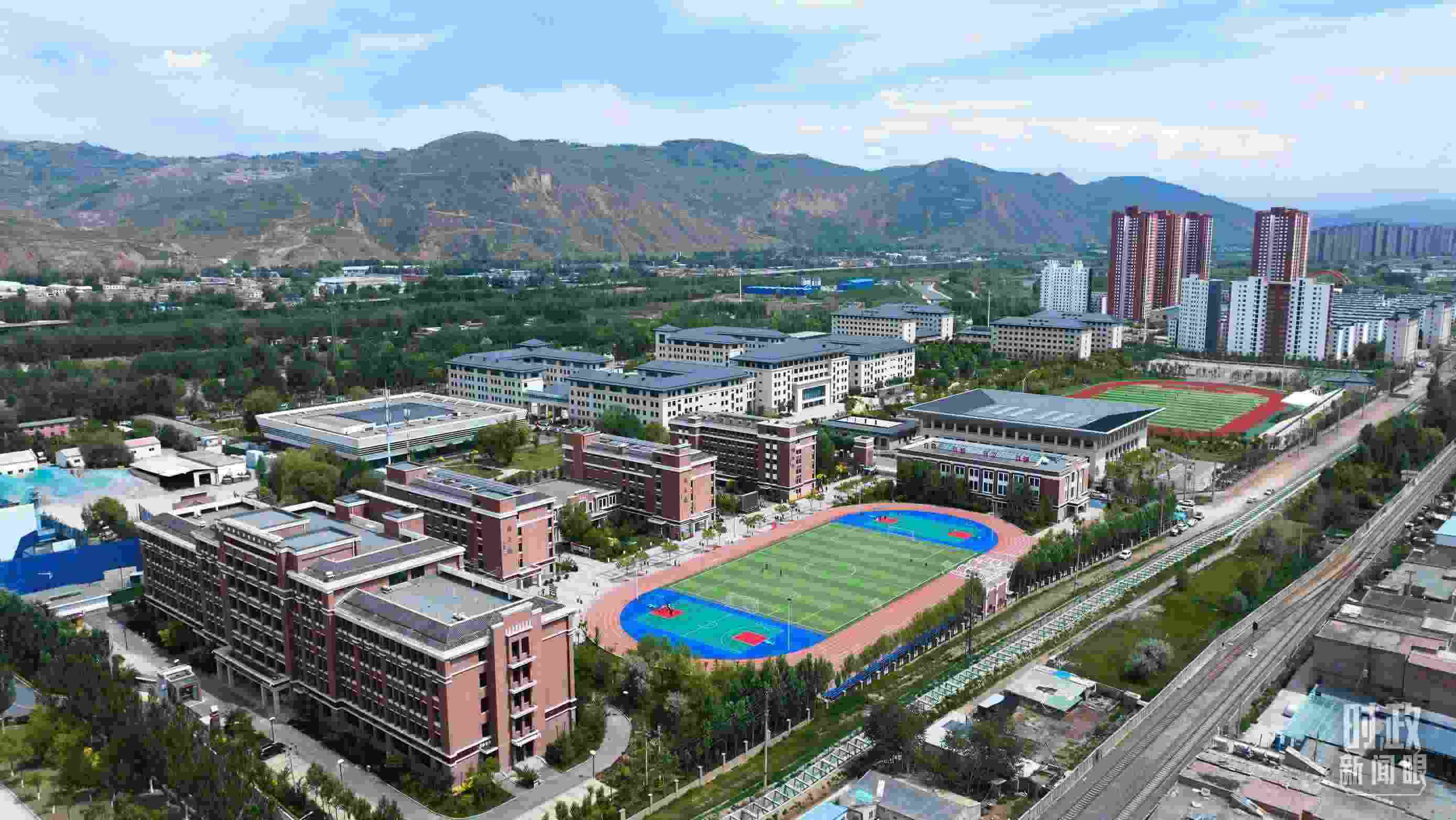 △果洛西寧民族中學(xué)。（總臺(tái)記者閆懋鵬拍攝）