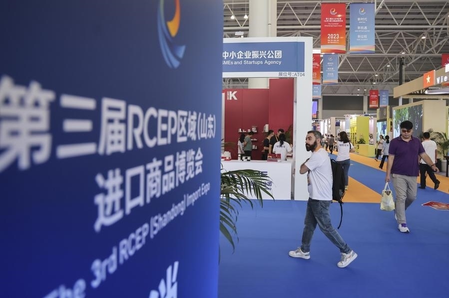 2023年8月18日，人們?cè)诘谌龑肦CEP區(qū)域（山東）進(jìn)口商品博覽會(huì)上參觀。新華社發(fā)（許傳寶 攝）