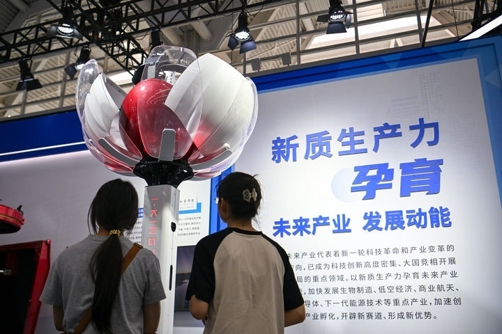 6月20日，與會(huì)者參觀天津云圣智能科技有限責(zé)任公司展區(qū)展出的“圣·寶蓮燈”全自主無人機(jī)巡檢系統(tǒng)。新華社記者 孫凡越 攝